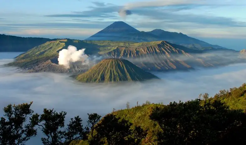 Daftar 10 Urutan Gunung  Tertinggi di Indonesia dan Letaknya